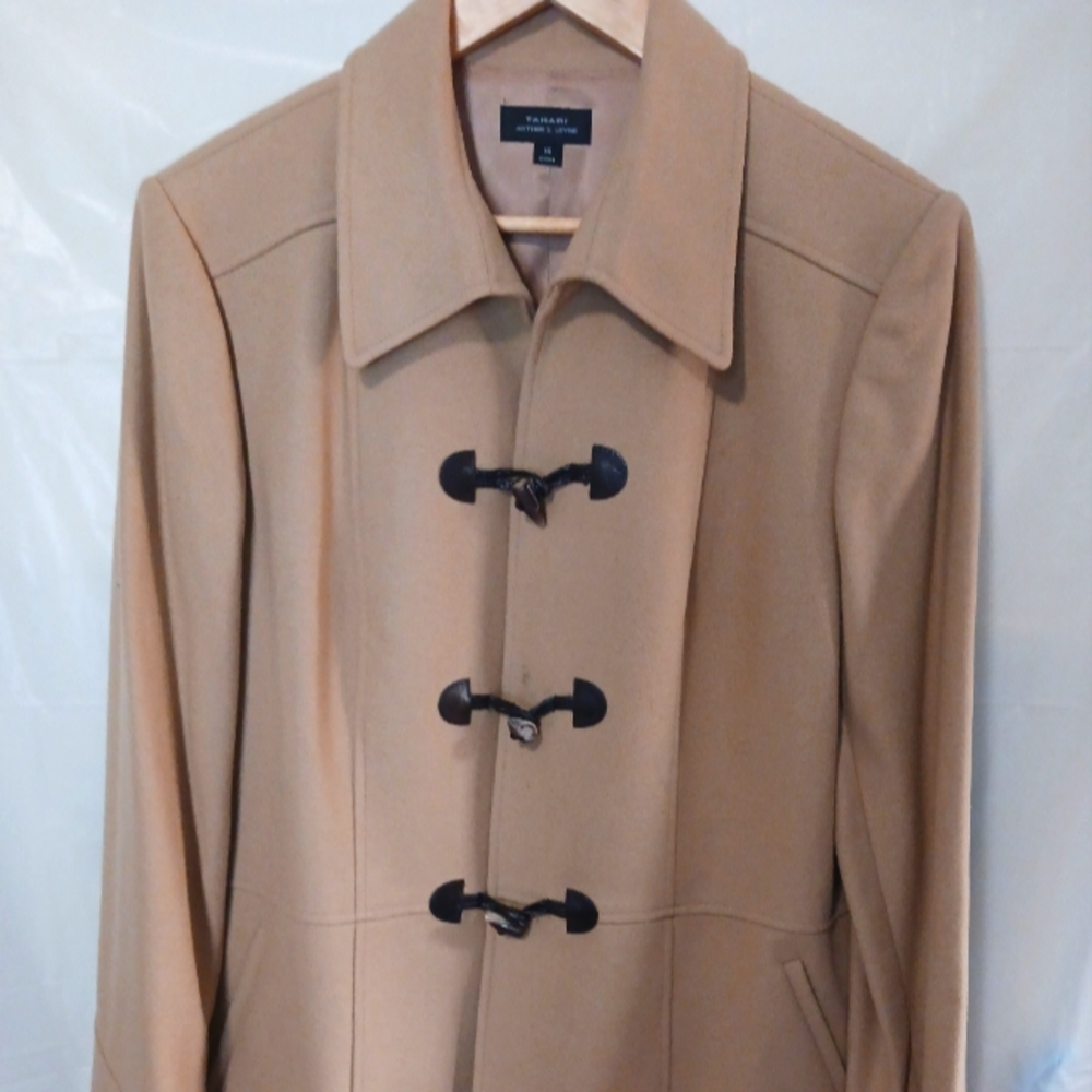 Vintage Tahari Camel color coat size 14. Wool polyamide Leather closure. NWT